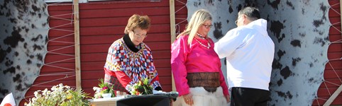 Tildelingen af Nersornaat i sølv til Ann Andreassen og Tobias Grønvold i Uummannaq